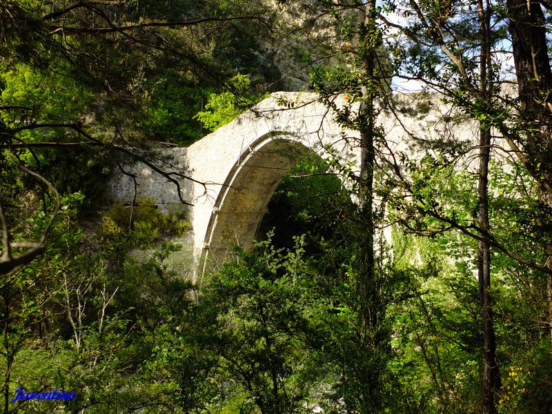 Pont de la Reine Jeanne sur le Vançon à Entrepierres