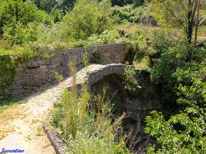 Ponte San Pietro sur le Pennavaira à Castelbianco