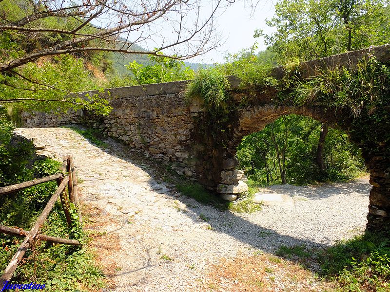 Ponte San Pietro sur le Pennavaira à Castelbianco