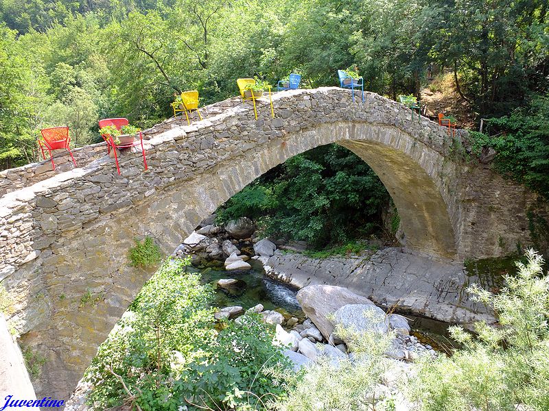 Pont sur le Pennavaira à Nasino (Savona)