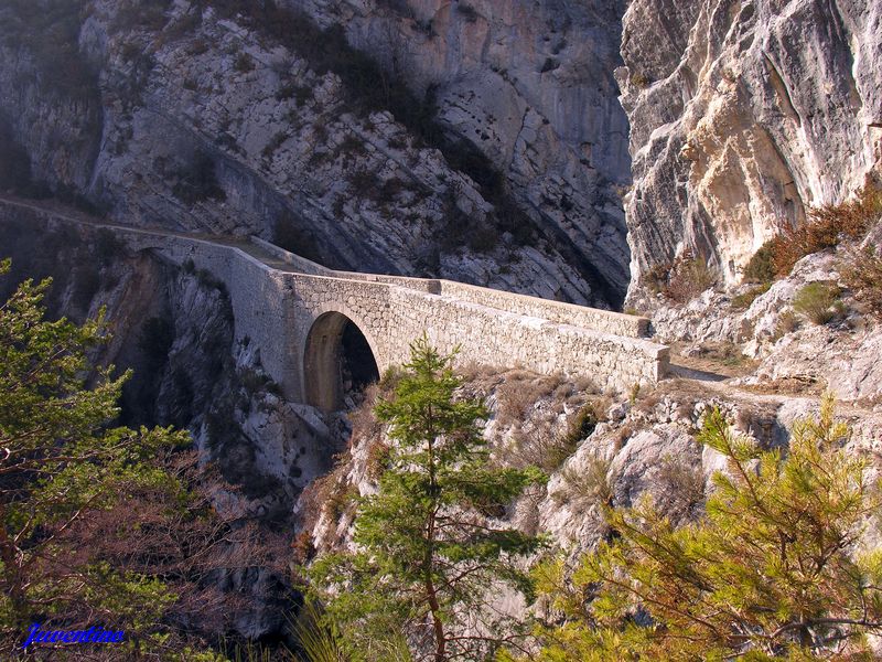Pont sarde de Sigale sur le Riolan