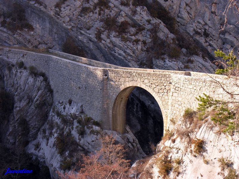 Pont sarde de Sigale sur le Riolan